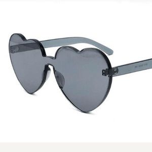 Heart shaped rimless sunglasses🖤🖤
